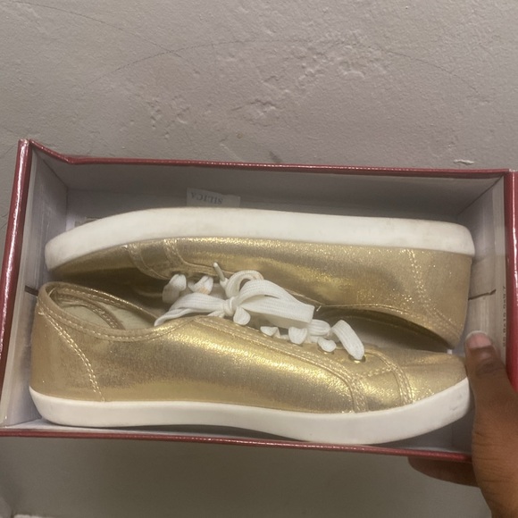 These golden Breckelle’s are on sale today for $60 dollars BUY IT NOW!!! - Picture 2 of 5